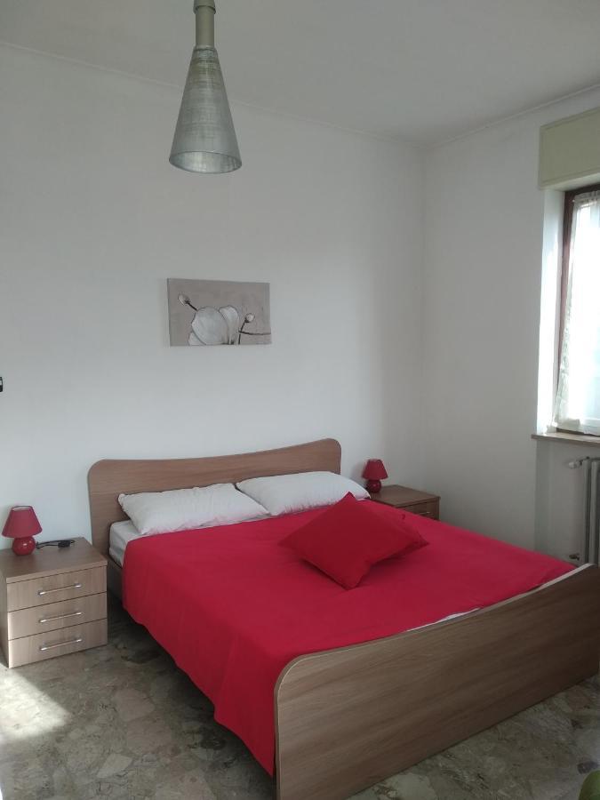 Casa Nebieu In Edificio Indipendente Nel Centro Di Monforte Monforte dʼAlba Exteriér fotografie